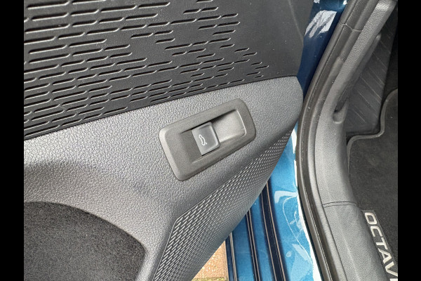 Škoda Octavia Combi 1.5 TSi 150pk First Edition SCHUIFDAK/VIRTUAL/CARPLAY/TREKHAAK/18INCH/STOELVERWARMING