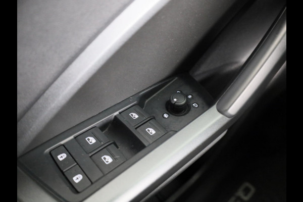 Audi Q3 45 TFSI e Business Edition 245 pk S-tronic | Navigatie | Parkeersensoren | LED koplampen | Stoelverwarming | S-Line interieur |