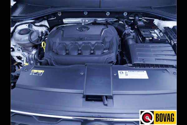 Volkswagen T-Roc 2.0 TSI 4Motion Sport 191 PK | Beats Audio | Panoramadak | Stoelverwarming | Elec. klep | Trekhaak | Navigatie, App. connect, Adaptieve cruise, DAB, All season banden