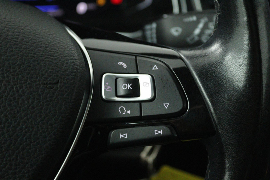 Volkswagen T-Roc 2.0 TSI 4Motion Sport (PANORAMADAK, TREKHAAK, STOELVERWARMING, ACHTERUITRIJCAMERA, DIGITALE COCKPIT)