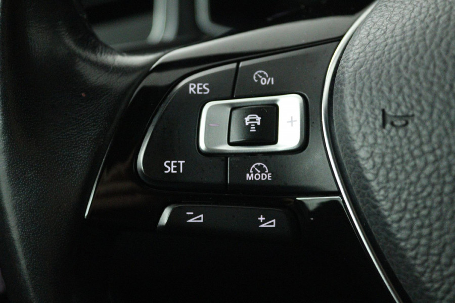 Volkswagen T-Roc 2.0 TSI 4Motion Sport (PANORAMADAK, TREKHAAK, STOELVERWARMING, ACHTERUITRIJCAMERA, DIGITALE COCKPIT)