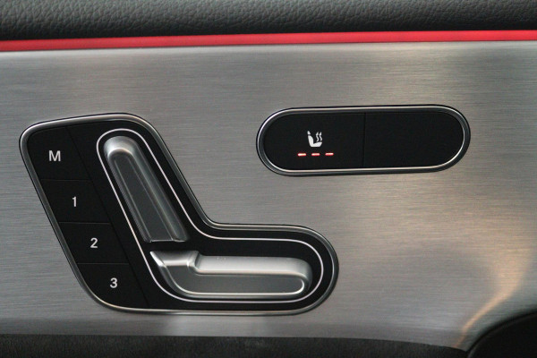 Mercedes-Benz CLA-Klasse 180 Business Solution AMG (SFEERVERLICHTING, STOELVERWARMING, ELEKTR STOELEN, ACHTERUITRIJCAMERA)