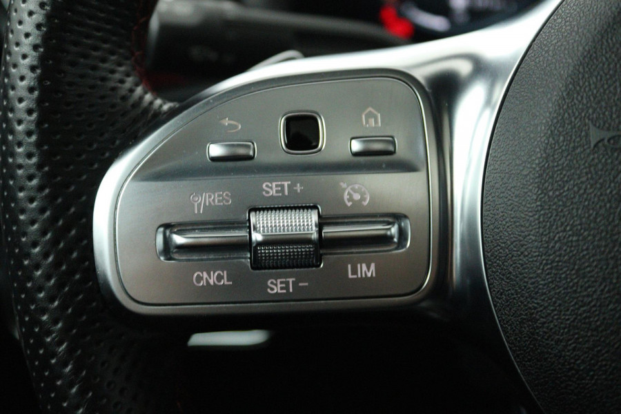 Mercedes-Benz CLA-Klasse 180 Business Solution AMG (SFEERVERLICHTING, STOELVERWARMING, ELEKTR STOELEN, ACHTERUITRIJCAMERA)