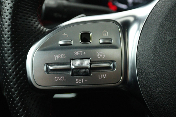 Mercedes-Benz CLA-Klasse 180 Business Solution AMG (SFEERVERLICHTING, STOELVERWARMING, ELEKTR STOELEN, ACHTERUITRIJCAMERA)