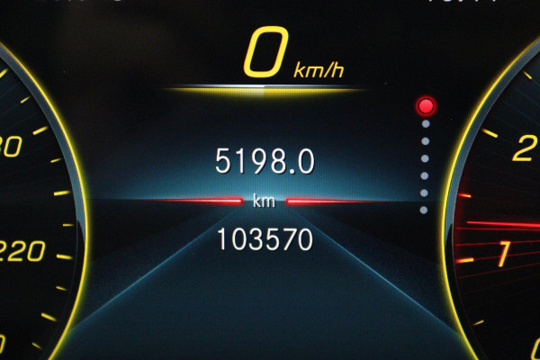 Mercedes-Benz CLA-Klasse 180 Business Solution AMG (SFEERVERLICHTING, STOELVERWARMING, ELEKTR STOELEN, ACHTERUITRIJCAMERA)