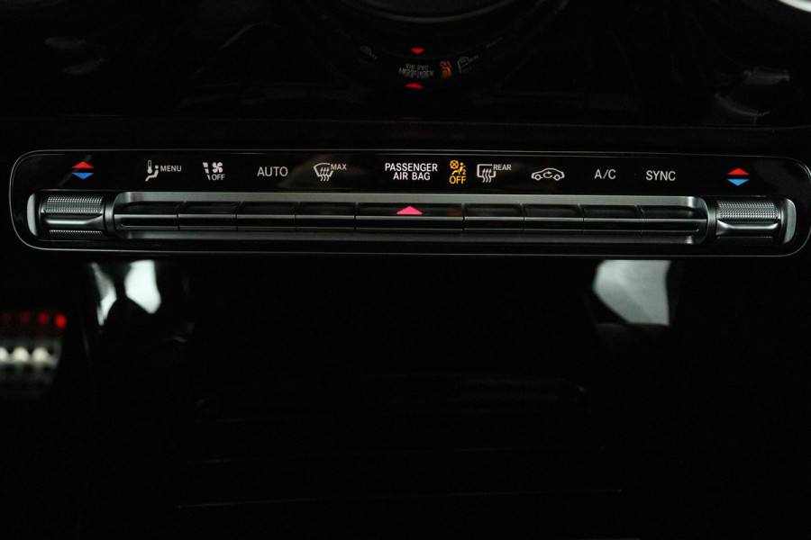 Mercedes-Benz CLA-Klasse 180 Business Solution AMG (SFEERVERLICHTING, STOELVERWARMING, ELEKTR STOELEN, ACHTERUITRIJCAMERA)