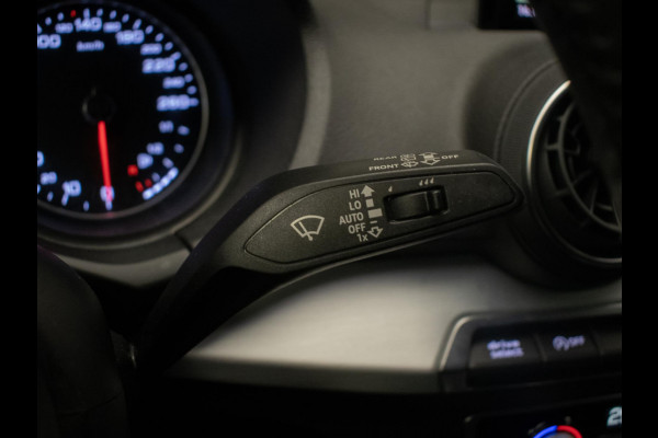 Audi Q2 35 TFSI S-Line (NAVI,LED,CAMERA,SPORTSTOELEN,SPORTSTOELEN,CLIMATE,CRUISE,PDC,GETINT,NETTESTAAT)