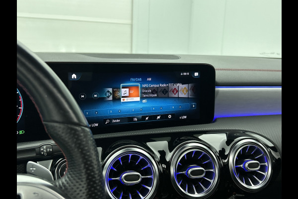 Mercedes-Benz CLA-Klasse Shooting Brake 200 Business Solution AMG (SFEERVERLICHTING, ELEKT. STOELEN, PANORAMADAK, 1e EIGENAAR)