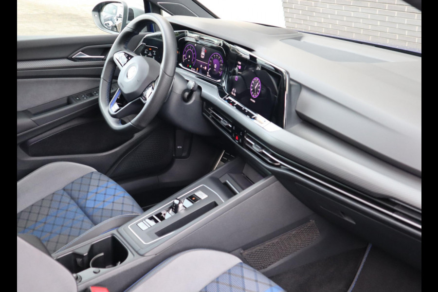 Volkswagen Golf 2.0 TSI R 4Motion / DCC / HarmanKardon / 100% Historie / Panoramadak / LED / 19 Inch / Head-Up Display / Sportstoelen / Stoelverwarming / Stuurwiel Verwarmd / Dodehoek Detectie