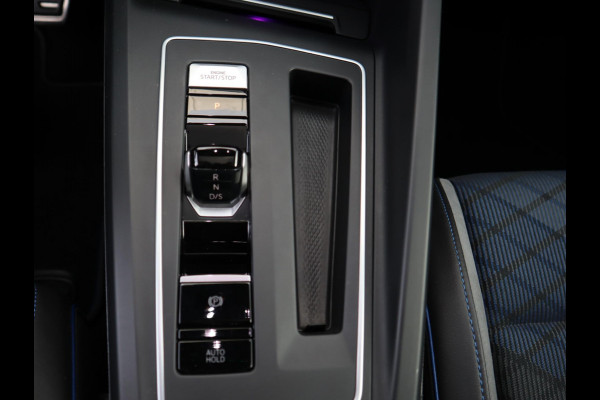 Volkswagen Golf 2.0 TSI R 4Motion / DCC / HarmanKardon / 100% Historie / Panoramadak / LED / 19 Inch / Head-Up Display / Sportstoelen / Stoelverwarming / Stuurwiel Verwarmd / Dodehoek Detectie