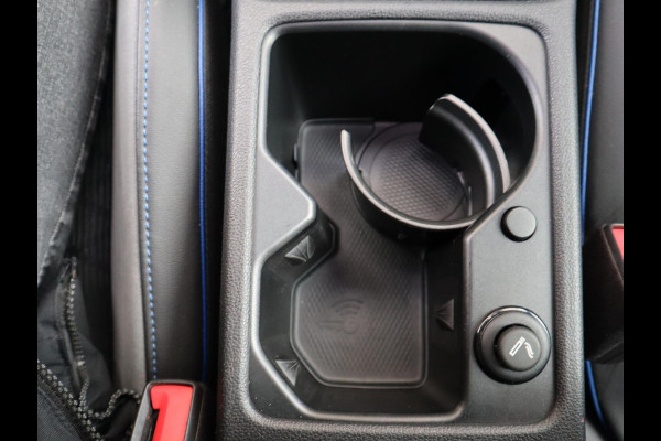 Volkswagen Golf 2.0 TSI R 4Motion / DCC / HarmanKardon / 100% Historie / Panoramadak / LED / 19 Inch / Head-Up Display / Sportstoelen / Stoelverwarming / Stuurwiel Verwarmd / Dodehoek Detectie