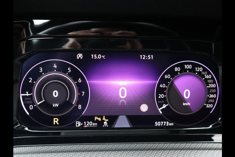 Volkswagen Golf 2.0 TSI R 4Motion / DCC / HarmanKardon / 100% Historie / Panoramadak / LED / 19 Inch / Head-Up Display / Sportstoelen / Stoelverwarming / Stuurwiel Verwarmd / Dodehoek Detectie