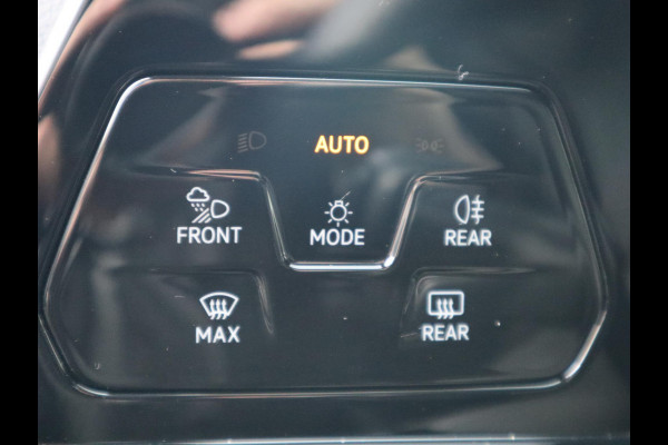 Volkswagen Golf 2.0 TSI R 4Motion / DCC / HarmanKardon / 100% Historie / Panoramadak / LED / 19 Inch / Head-Up Display / Sportstoelen / Stoelverwarming / Stuurwiel Verwarmd / Dodehoek Detectie