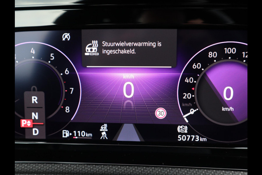 Volkswagen Golf 2.0 TSI R 4Motion / DCC / HarmanKardon / 100% Historie / Panoramadak / LED / 19 Inch / Head-Up Display / Sportstoelen / Stoelverwarming / Stuurwiel Verwarmd / Dodehoek Detectie