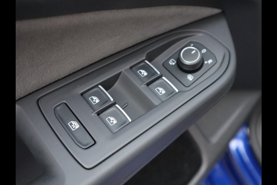 Volkswagen Golf 2.0 TSI R 4Motion / DCC / HarmanKardon / 100% Historie / Panoramadak / LED / 19 Inch / Head-Up Display / Sportstoelen / Stoelverwarming / Stuurwiel Verwarmd / Dodehoek Detectie