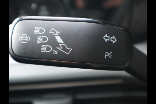 Volkswagen Golf 2.0 TSI R 4Motion / DCC / HarmanKardon / 100% Historie / Panoramadak / LED / 19 Inch / Head-Up Display / Sportstoelen / Stoelverwarming / Stuurwiel Verwarmd / Dodehoek Detectie