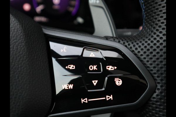Volkswagen Golf 2.0 TSI R 4Motion / DCC / HarmanKardon / 100% Historie / Panoramadak / LED / 19 Inch / Head-Up Display / Sportstoelen / Stoelverwarming / Stuurwiel Verwarmd / Dodehoek Detectie