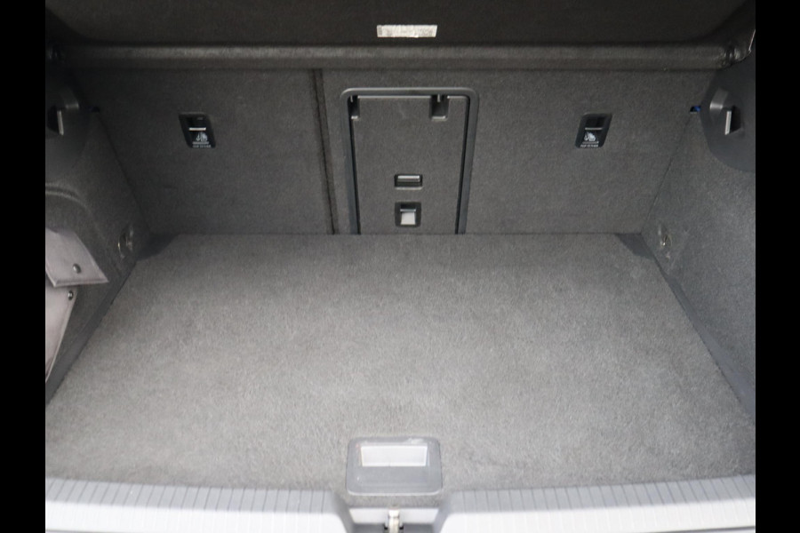 Volkswagen Golf 2.0 TSI R 4Motion / DCC / HarmanKardon / 100% Historie / Panoramadak / LED / 19 Inch / Head-Up Display / Sportstoelen / Stoelverwarming / Stuurwiel Verwarmd / Dodehoek Detectie