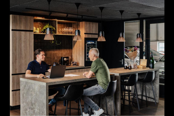 Volkswagen Golf 2.0 TSI R 4Motion / DCC / HarmanKardon / 100% Historie / Panoramadak / LED / 19 Inch / Head-Up Display / Sportstoelen / Stoelverwarming / Stuurwiel Verwarmd / Dodehoek Detectie