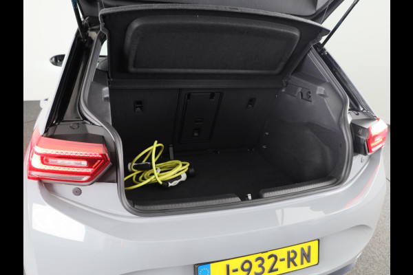 Volkswagen ID.3 First Plus 58 kWh 204 pk | Navigatie | Trekhaak (afneembaar) | Parkeersensoren | Achteruitrijcamera | Matrix LED koplampen | Stoelverwarming |