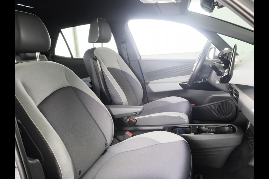 Volkswagen ID.3 First Plus 58 kWh 204 pk | Navigatie | Trekhaak (afneembaar) | Parkeersensoren | Achteruitrijcamera | Matrix LED koplampen | Stoelverwarming |