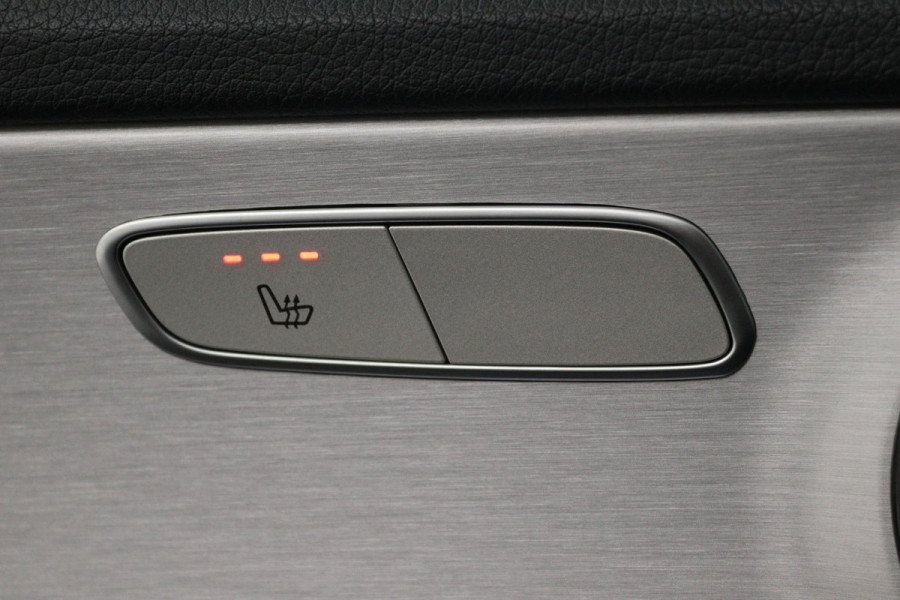 Mercedes-Benz C-Klasse 180 Business Solution AMG (PANORAMADAK, SFEERVERLICHTING, STOELVERWARMING, ACHTERUITRIJCAMERA, SENSOREN)