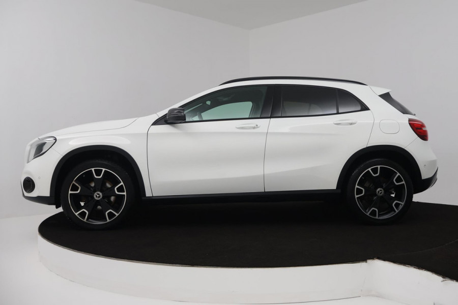 Mercedes-Benz GLA 200 Premium Plus (STOELVERWARMING, ACHTERUITRIJCAMERA, CRUISE CONTROL, PARKEERSENSOREN, NAVIGATIE)