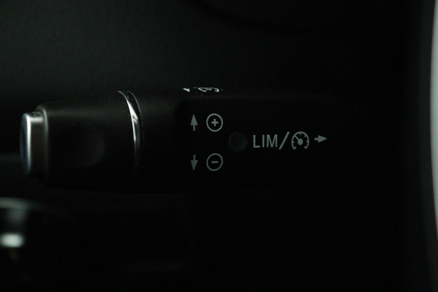 Mercedes-Benz GLA 200 Premium Plus (STOELVERWARMING, ACHTERUITRIJCAMERA, CRUISE CONTROL, PARKEERSENSOREN, NAVIGATIE)