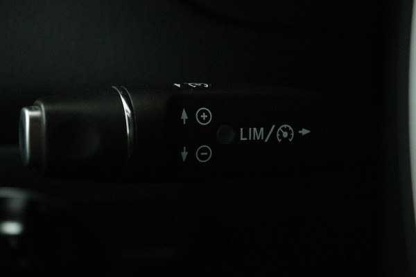 Mercedes-Benz GLA 200 Premium Plus (STOELVERWARMING, ACHTERUITRIJCAMERA, CRUISE CONTROL, PARKEERSENSOREN, NAVIGATIE)