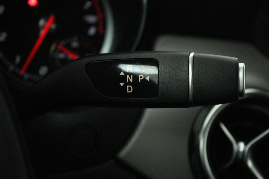 Mercedes-Benz GLA 200 Premium Plus (STOELVERWARMING, ACHTERUITRIJCAMERA, CRUISE CONTROL, PARKEERSENSOREN, NAVIGATIE)