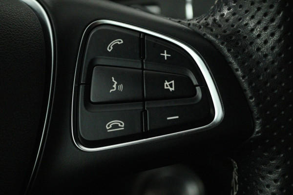 Mercedes-Benz GLA 200 Premium Plus (STOELVERWARMING, ACHTERUITRIJCAMERA, CRUISE CONTROL, PARKEERSENSOREN, NAVIGATIE)