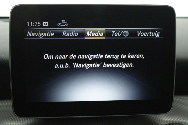 Mercedes-Benz GLA 200 Premium Plus (STOELVERWARMING, ACHTERUITRIJCAMERA, CRUISE CONTROL, PARKEERSENSOREN, NAVIGATIE)