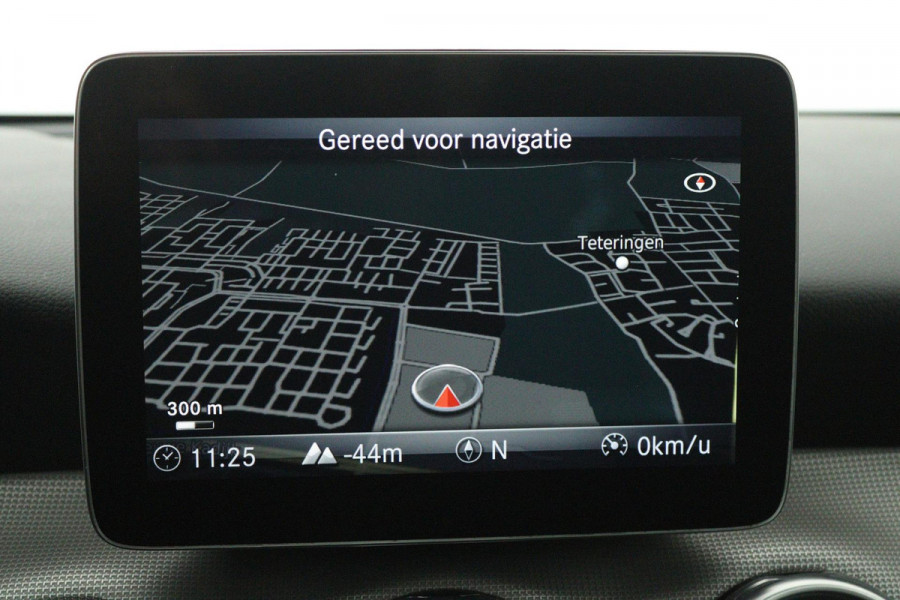 Mercedes-Benz GLA 200 Premium Plus (STOELVERWARMING, ACHTERUITRIJCAMERA, CRUISE CONTROL, PARKEERSENSOREN, NAVIGATIE)