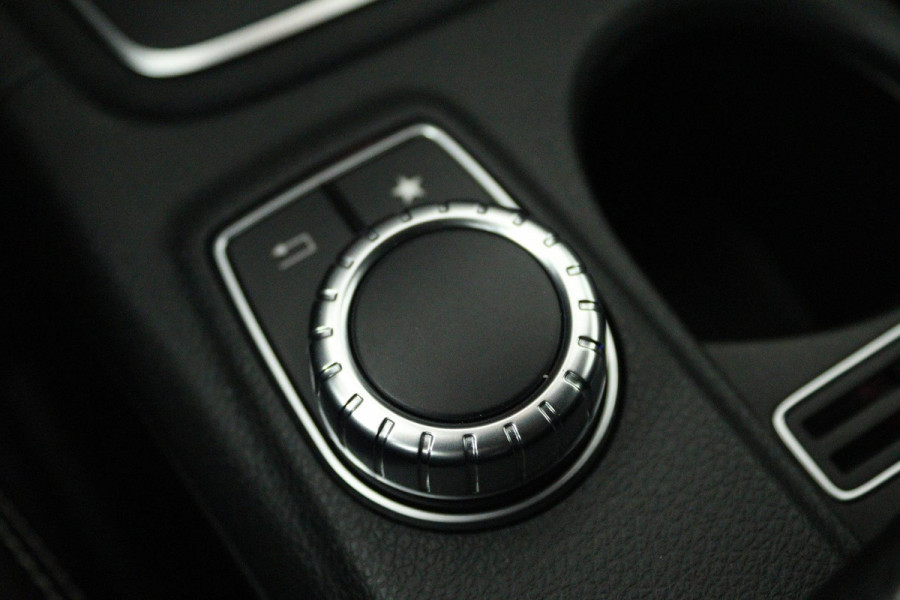 Mercedes-Benz GLA 200 Premium Plus (STOELVERWARMING, ACHTERUITRIJCAMERA, CRUISE CONTROL, PARKEERSENSOREN, NAVIGATIE)