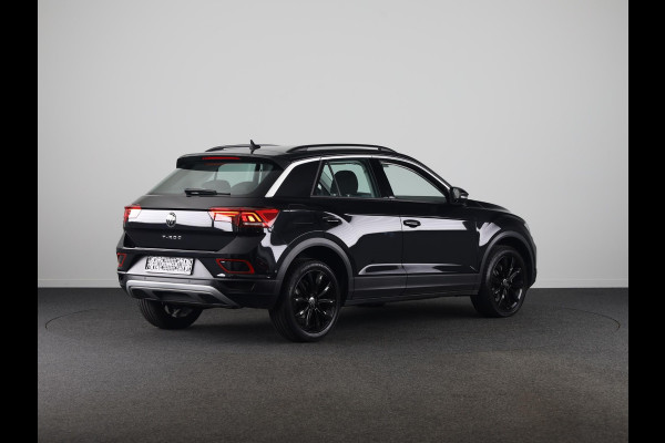 Volkswagen T-Roc 1.5 TSI Life 150 pk Automaat (DSG) | Navigatie | Trekhaak (afneembaar) | Parkeersensoren (Park assist) | Achteruitrijcamera | Stoelverwarming |