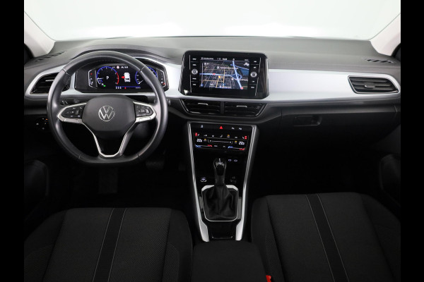 Volkswagen T-Roc 1.5 TSI Life 150 pk Automaat (DSG) | Navigatie | Trekhaak (afneembaar) | Parkeersensoren (Park assist) | Achteruitrijcamera | Stoelverwarming |