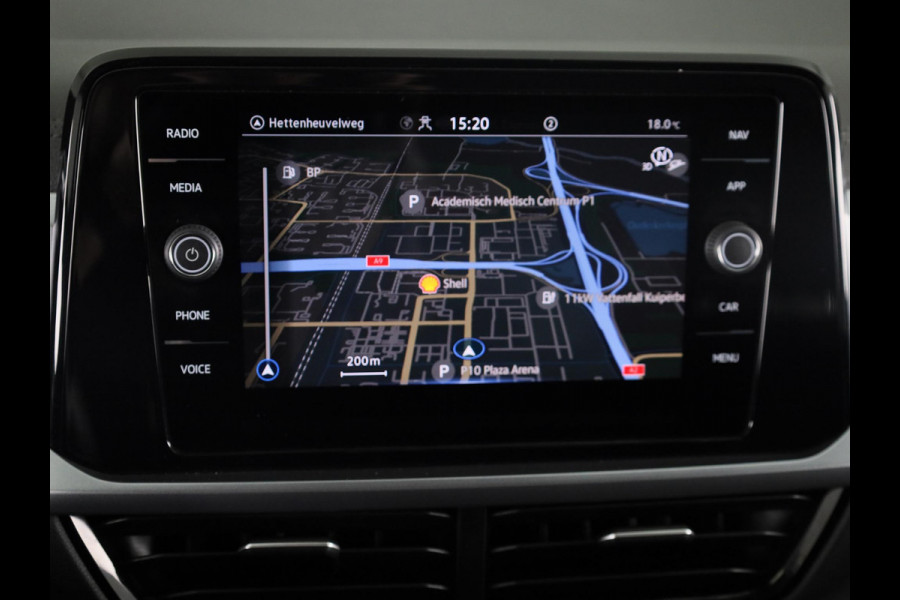 Volkswagen T-Roc 1.5 TSI Life 150 pk Automaat (DSG) | Navigatie | Trekhaak (afneembaar) | Parkeersensoren (Park assist) | Achteruitrijcamera | Stoelverwarming |
