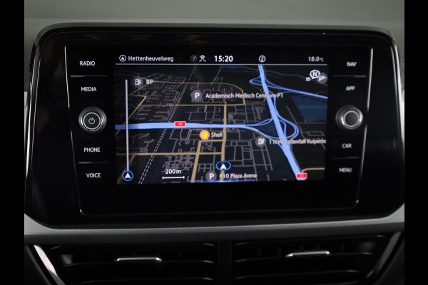 Volkswagen T-Roc 1.5 TSI Life 150 pk Automaat (DSG) | Navigatie | Trekhaak (afneembaar) | Parkeersensoren (Park assist) | Achteruitrijcamera | Stoelverwarming |