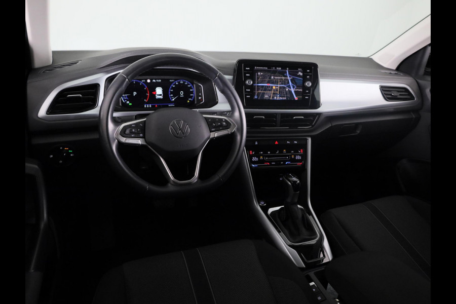 Volkswagen T-Roc 1.5 TSI Life 150 pk Automaat (DSG) | Navigatie | Trekhaak (afneembaar) | Parkeersensoren (Park assist) | Achteruitrijcamera | Stoelverwarming |