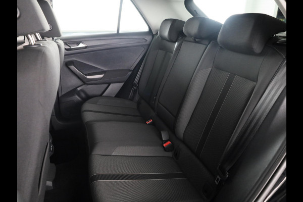 Volkswagen T-Roc 1.5 TSI Life 150 pk Automaat (DSG) | Navigatie | Trekhaak (afneembaar) | Parkeersensoren (Park assist) | Achteruitrijcamera | Stoelverwarming |