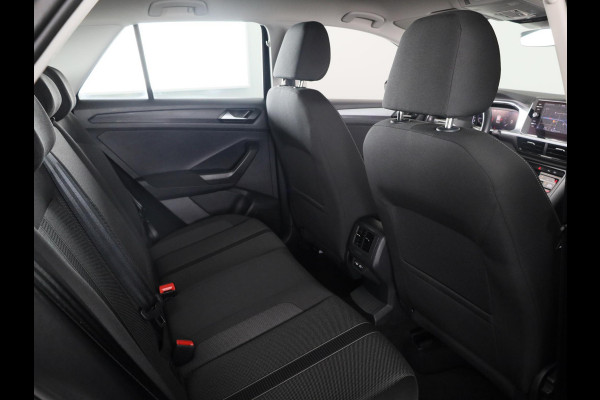 Volkswagen T-Roc 1.5 TSI Life 150 pk Automaat (DSG) | Navigatie | Trekhaak (afneembaar) | Parkeersensoren (Park assist) | Achteruitrijcamera | Stoelverwarming |
