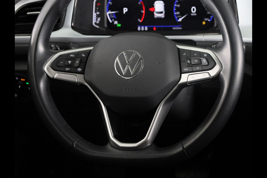 Volkswagen T-Roc 1.5 TSI Life 150 pk Automaat (DSG) | Navigatie | Trekhaak (afneembaar) | Parkeersensoren (Park assist) | Achteruitrijcamera | Stoelverwarming |