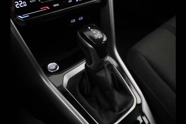 Volkswagen T-Roc 1.5 TSI Life 150 pk Automaat (DSG) | Navigatie | Trekhaak (afneembaar) | Parkeersensoren (Park assist) | Achteruitrijcamera | Stoelverwarming |