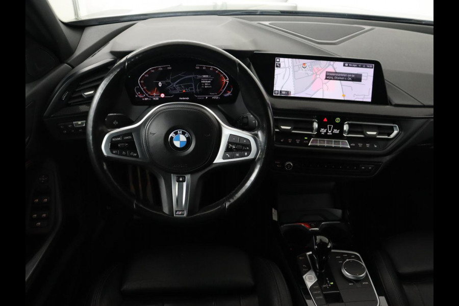 BMW 1-serie 118i M Sport | Panoramadak | Leder | Stoelverwarming | Carplay | Sfeerverlichting | Camera | Live Cockpit | Sportstoelen | Navigatie | Park Assist
