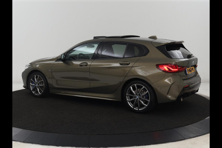 BMW 1-serie 118i M Sport | Panoramadak | Leder | Stoelverwarming | Carplay | Sfeerverlichting | Camera | Live Cockpit | Sportstoelen | Navigatie | Park Assist