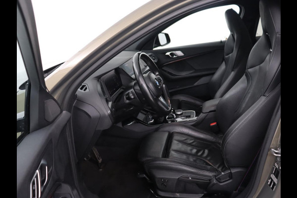 BMW 1-serie 118i M Sport | Panoramadak | Leder | Stoelverwarming | Carplay | Sfeerverlichting | Camera | Live Cockpit | Sportstoelen | Navigatie | Park Assist