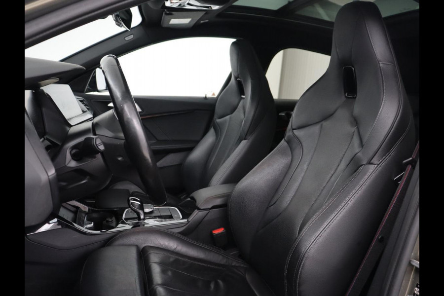 BMW 1-serie 118i M Sport | Panoramadak | Leder | Stoelverwarming | Carplay | Sfeerverlichting | Camera | Live Cockpit | Sportstoelen | Navigatie | Park Assist