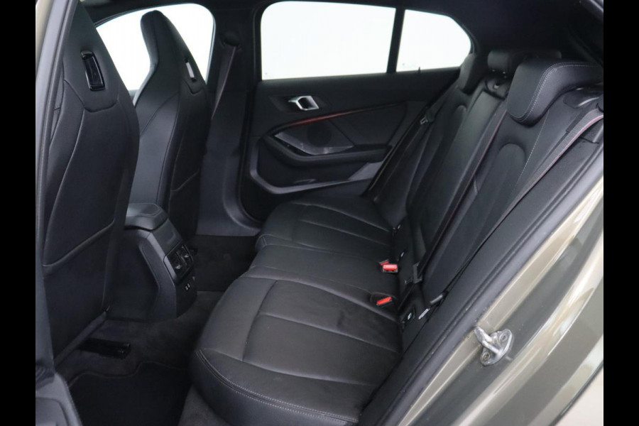 BMW 1-serie 118i M Sport | Panoramadak | Leder | Stoelverwarming | Carplay | Sfeerverlichting | Camera | Live Cockpit | Sportstoelen | Navigatie | Park Assist