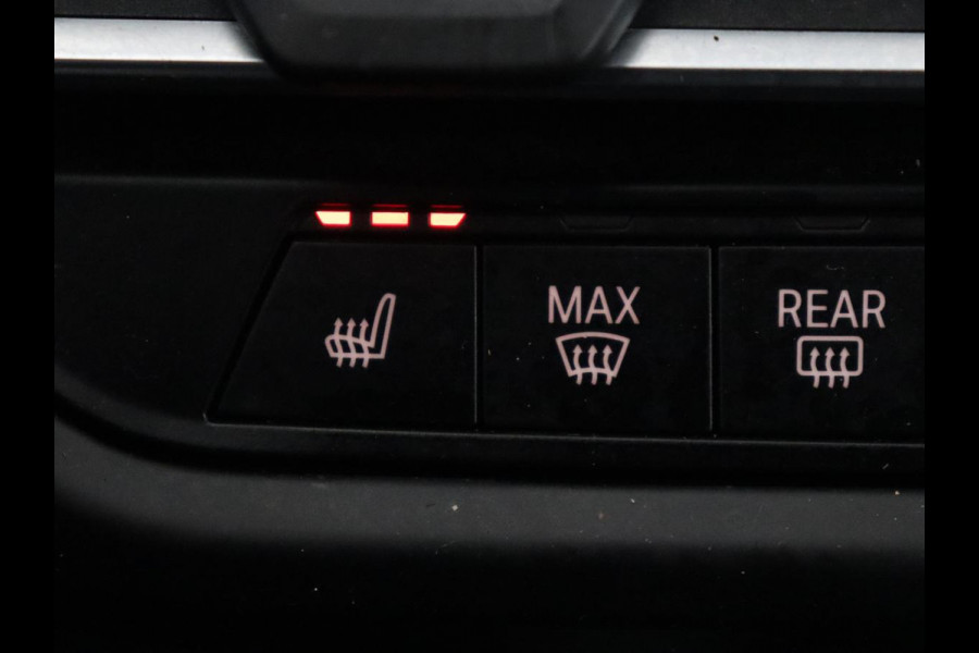 BMW 1-serie 118i M Sport | Panoramadak | Leder | Stoelverwarming | Carplay | Sfeerverlichting | Camera | Live Cockpit | Sportstoelen | Navigatie | Park Assist