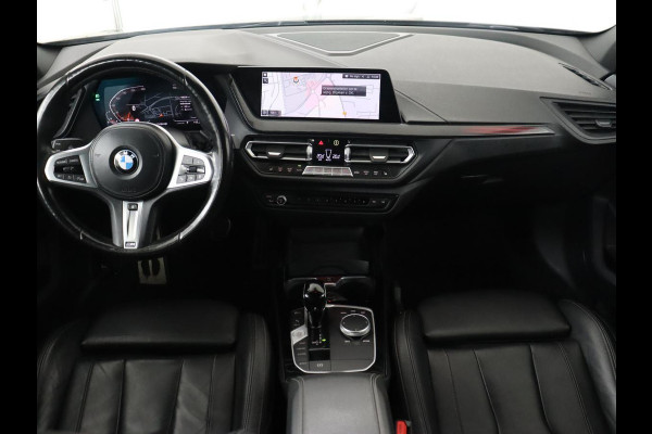BMW 1-serie 118i M Sport | Panoramadak | Leder | Stoelverwarming | Carplay | Sfeerverlichting | Camera | Live Cockpit | Sportstoelen | Navigatie | Park Assist